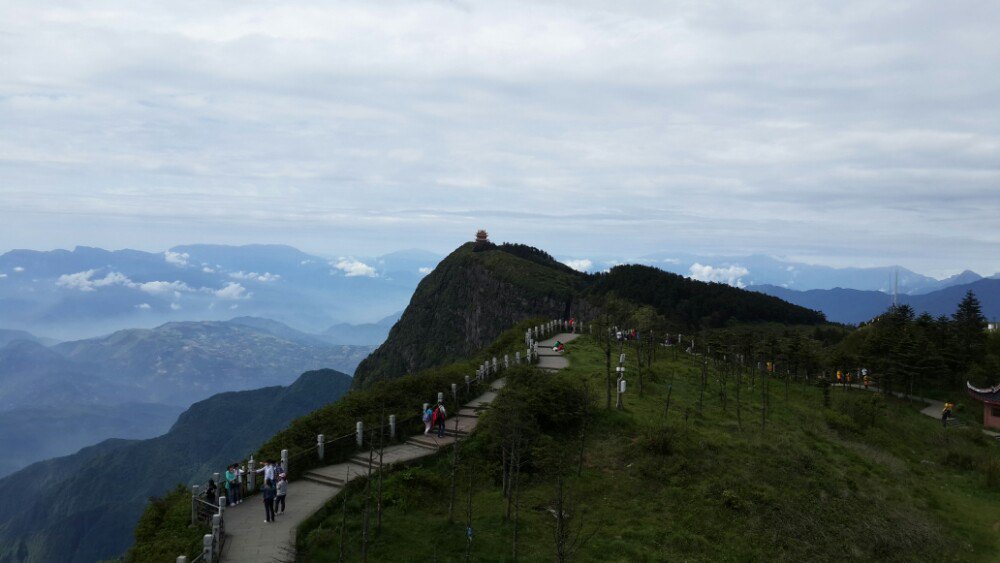 id="2434030">中国四大佛教名山 /a>之一的峨眉山中,是其著名险坡之一
