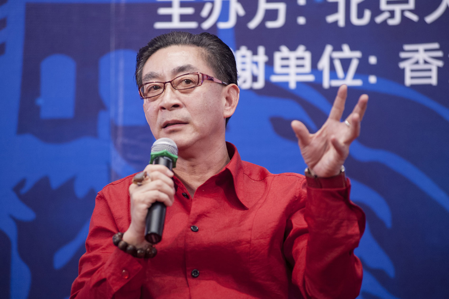  p>六小龄童,本名章金莱,1959年4月12日出生于上海,祖籍浙江绍兴,中国