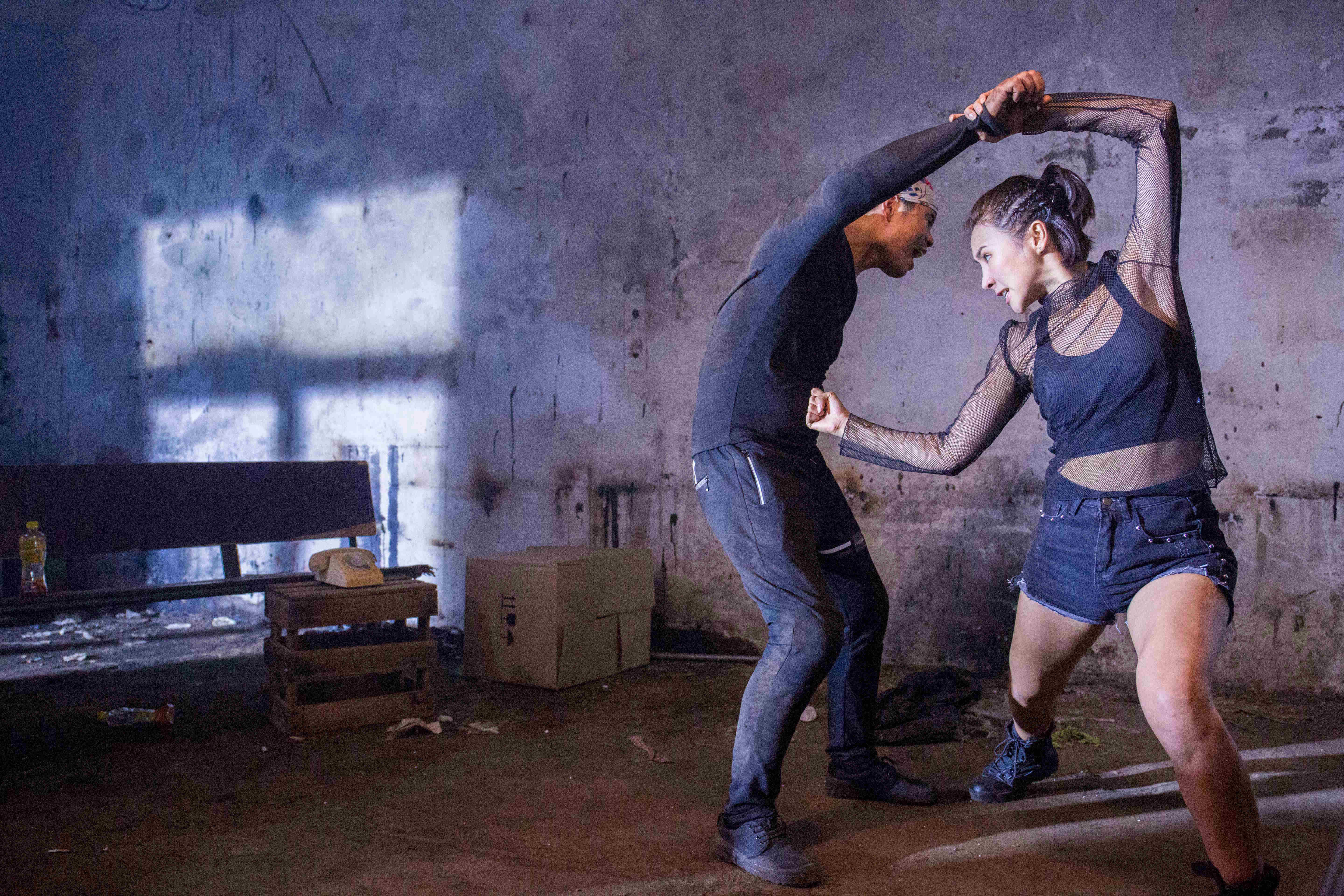  p>飞儿 i>(原名王菲 /i>),出生于河北省,毕业于河北武术队,中国内地