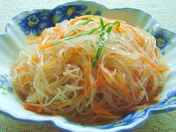  p>胡萝卜拌粉丝是一道以胡萝卜和粉丝为主料的菜品,是一道家常凉菜.