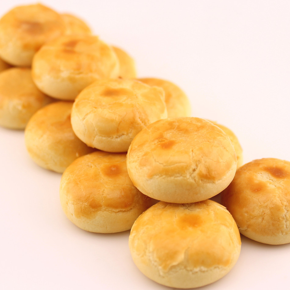  p>奶香蛋黄酥是一道由黄油,熟蛋黄,糖,奶粉等做成的美食. /p>