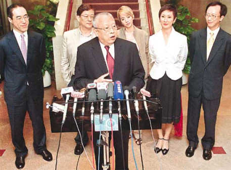 梅艳芳（后排中间）特区政府总部发言