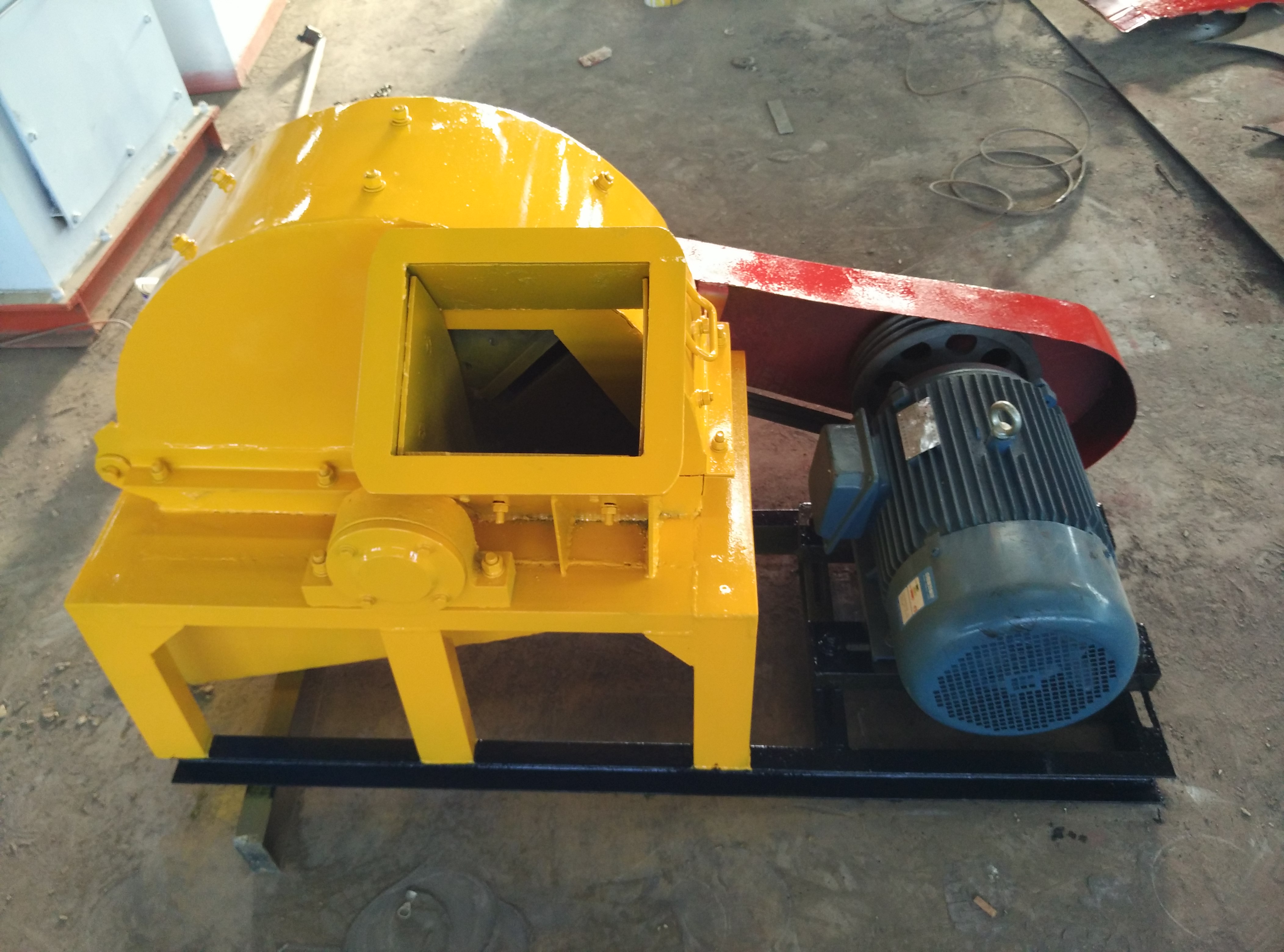  /b> /p> p data-id="gnbkbzarle">木材粉碎机是由机体,中机体,下机体