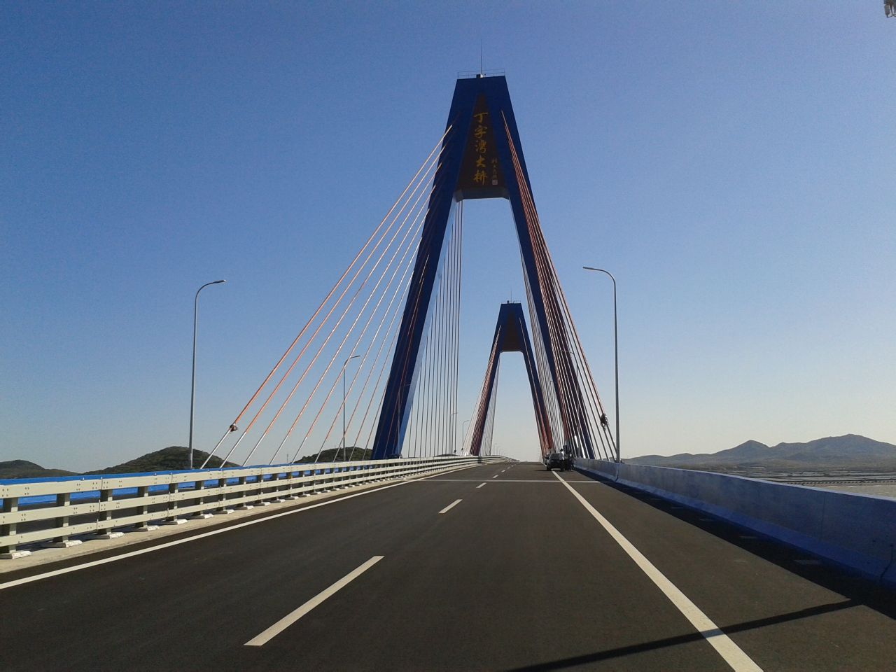 公路的起点,辛安镇又是海阳滨海公路的终点,丁字湾大桥连接了海阳和