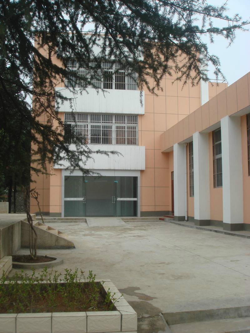  p>铜陵市第十五中学是1999年成立的一所全日制完全中学,是基础教育