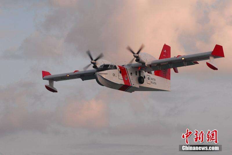 7">cl-415飞机是加拿大庞巴迪宇航公司研制的水陆两栖双发螺旋桨飞机