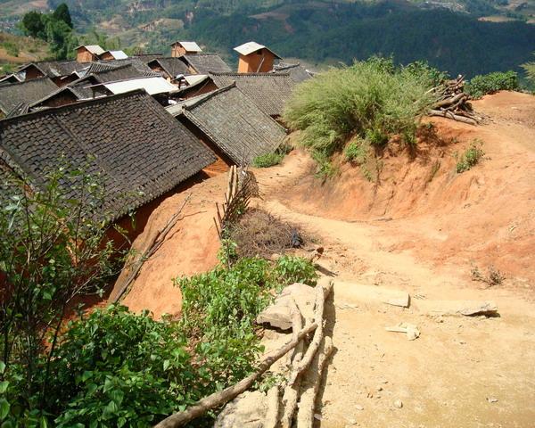 59平方公里,海拔1680米,年平均气温16℃,年降水量1881毫米,属于贫困村