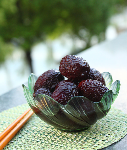  p>酒酿黑枣是一道菜品,主料是黑枣,黄酒,冰糖. /p>