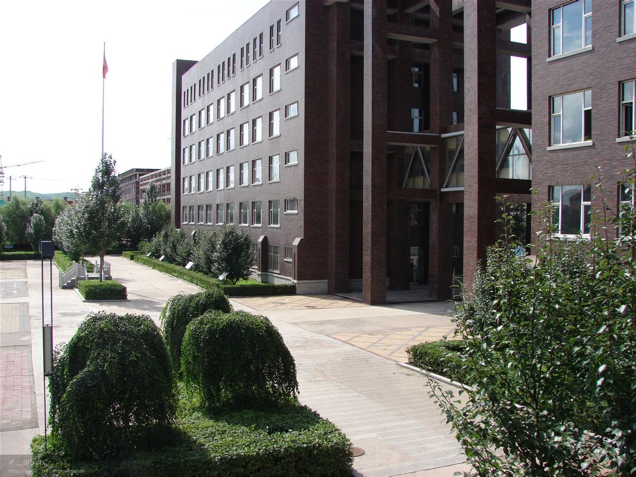  p>桦甸一中成立于1949年3月27日,与共和国同龄.