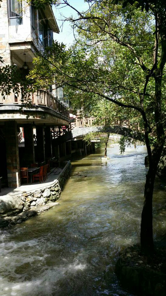  p>逸景园农家乐位于十堰市茅箭区百二河村大川路五十一号,座落于十房