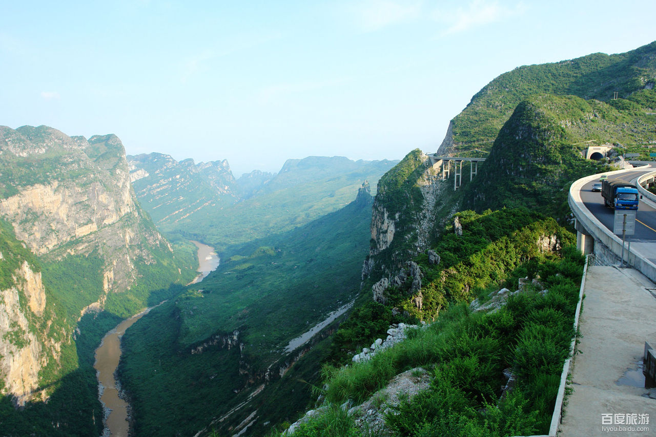  p>花江大峡谷位于贵州 a href="#" data-lemmaid="10536995">关岭