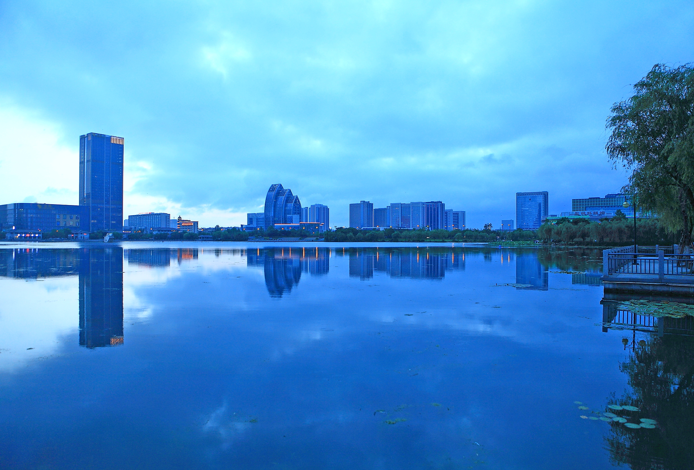 target="_blank" href="/item/盐城">盐城 /a>市聚龙湖公园原名内港湖