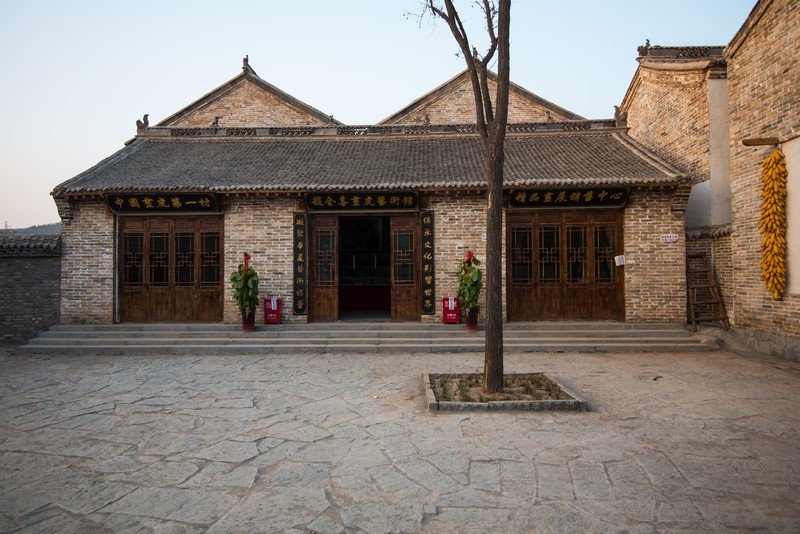  p>七贤民俗村(原锦绣云台温泉山庄),是一处以民俗小吃,河南非遗,室内