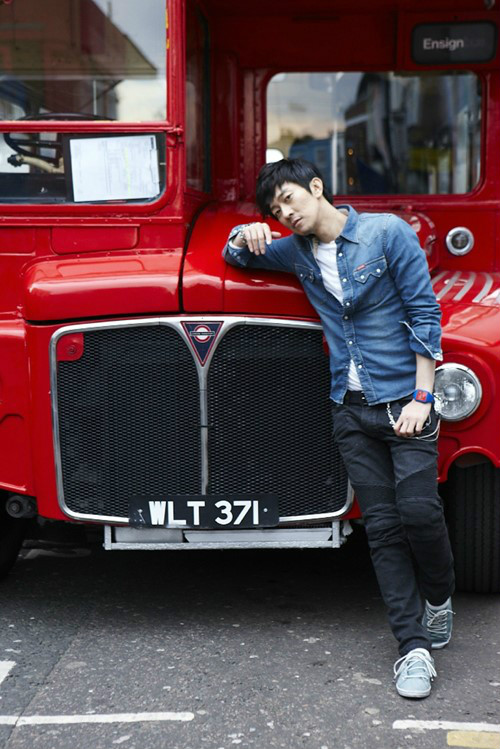 尹健(      , b>  /b>yoongun )原名:   彰益,1977年1月1日出生于韩国