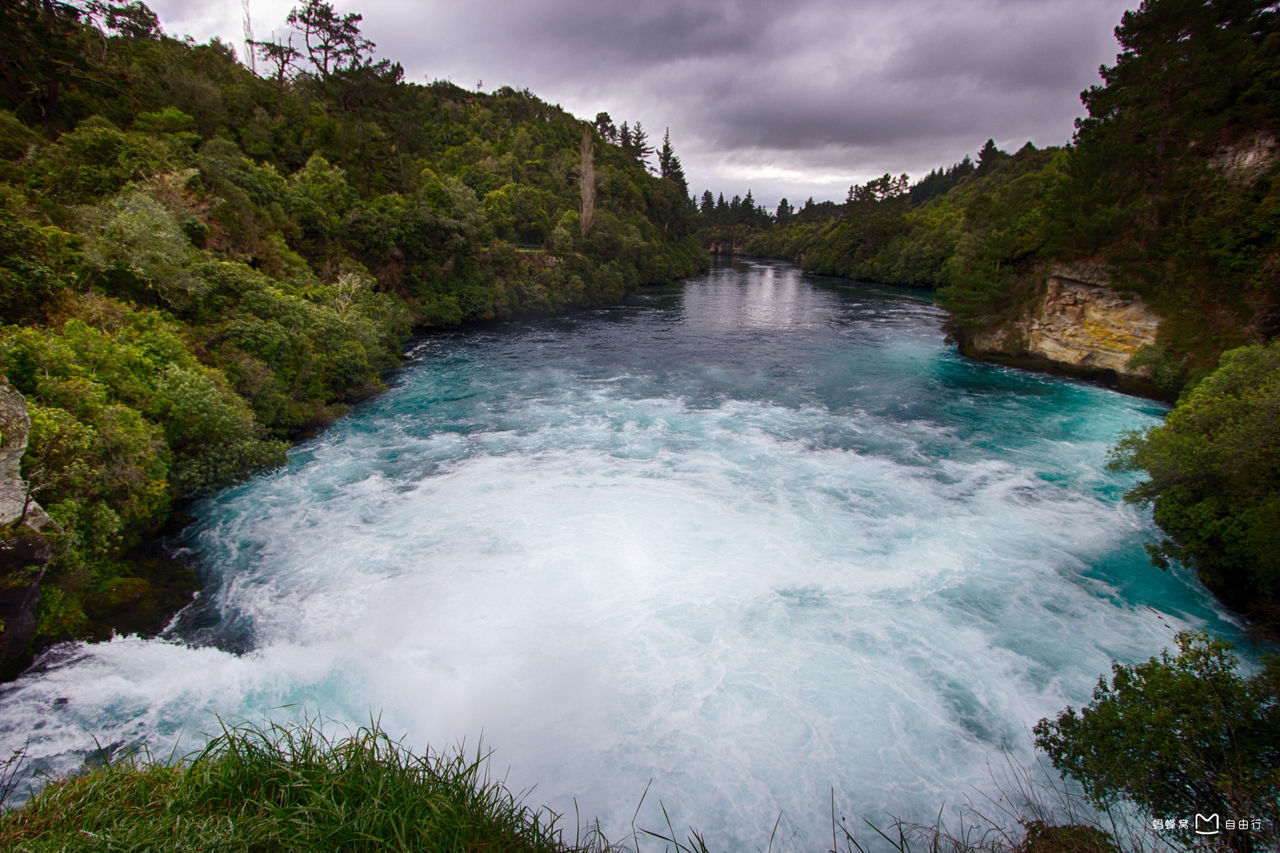  p>陶波湖(lake taupo 毛利语:taupō-nui-a-tia ) 新西兰最大的湖泊.