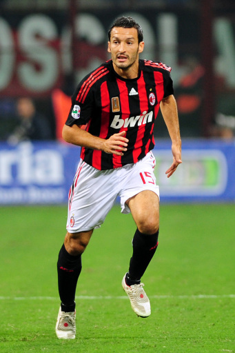 赞布罗塔全名为詹卢卡·赞布罗塔(gianluca zambrotta)出生于1977年2