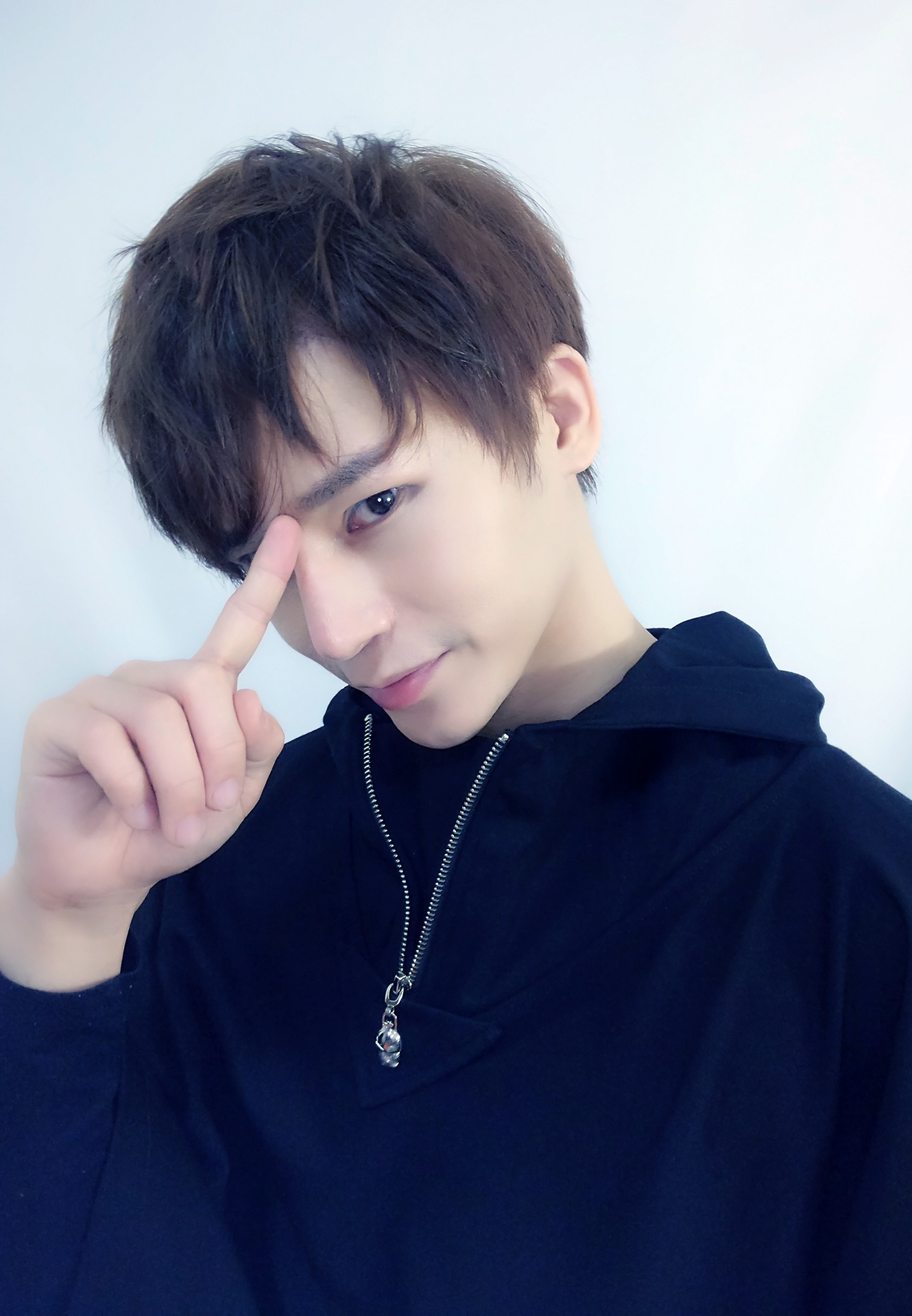 陈一天,1997年4月20日出生于山东,后移居广东,中国内地男演员,歌手