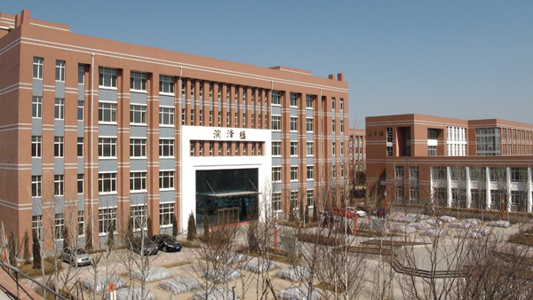  p>  铁岭市实验学校是铁岭市政府投资兴建,市教育局直属的九年一贯制