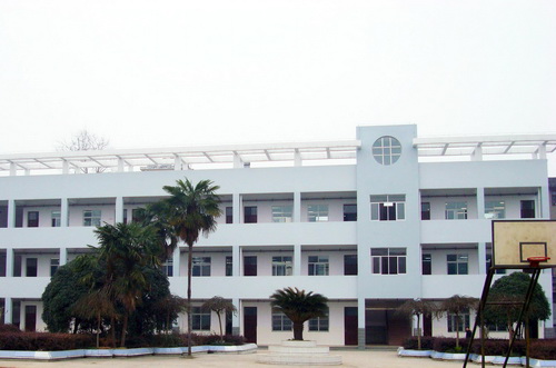  p>宜都市陆城第一初级中学座落在长江与清江的交汇