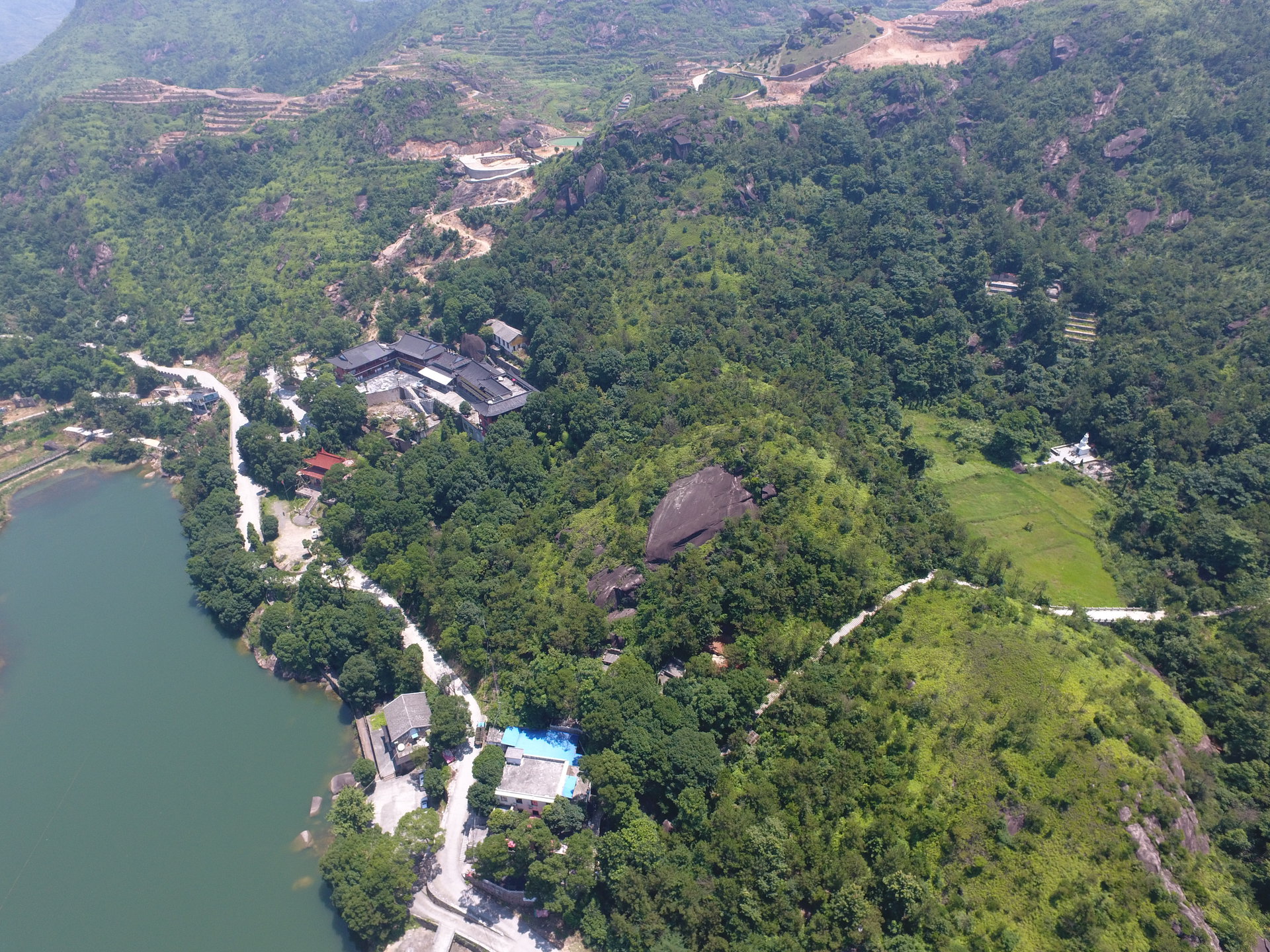  p>岩庵碧泉寺位于浙江省温州市平阳县鳌江镇岩庵水库之畔,由于寺后有