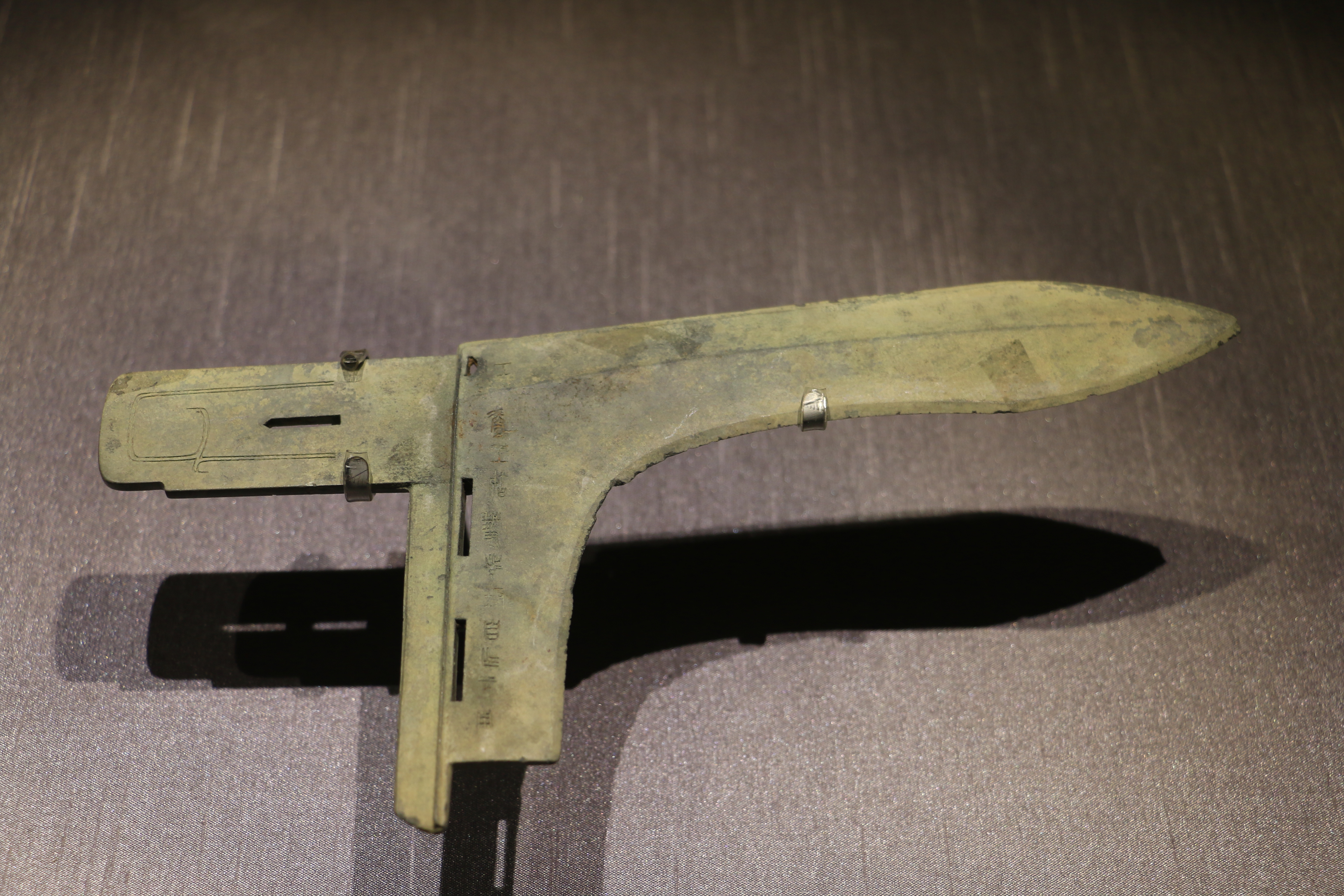  p data-id="go0ammion6">青铜兵器是古代青铜器收藏中的一大门类.