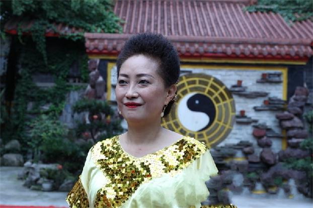 鲜宗丽,四川成都人, 出生于武术世家,师承青城山道教协会张明心