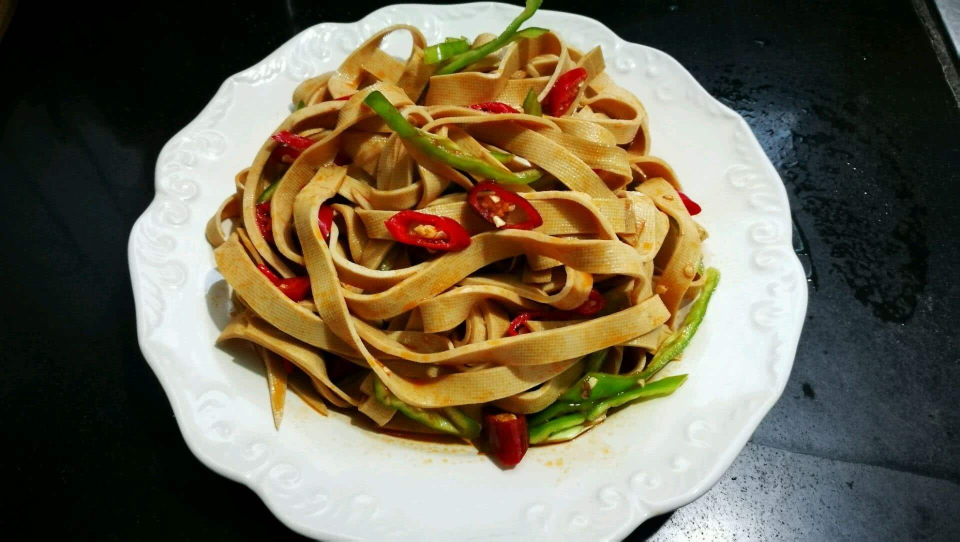  p>凉拌豆腐皮是一道清爽适口的快手家常凉菜,做法非常简单.