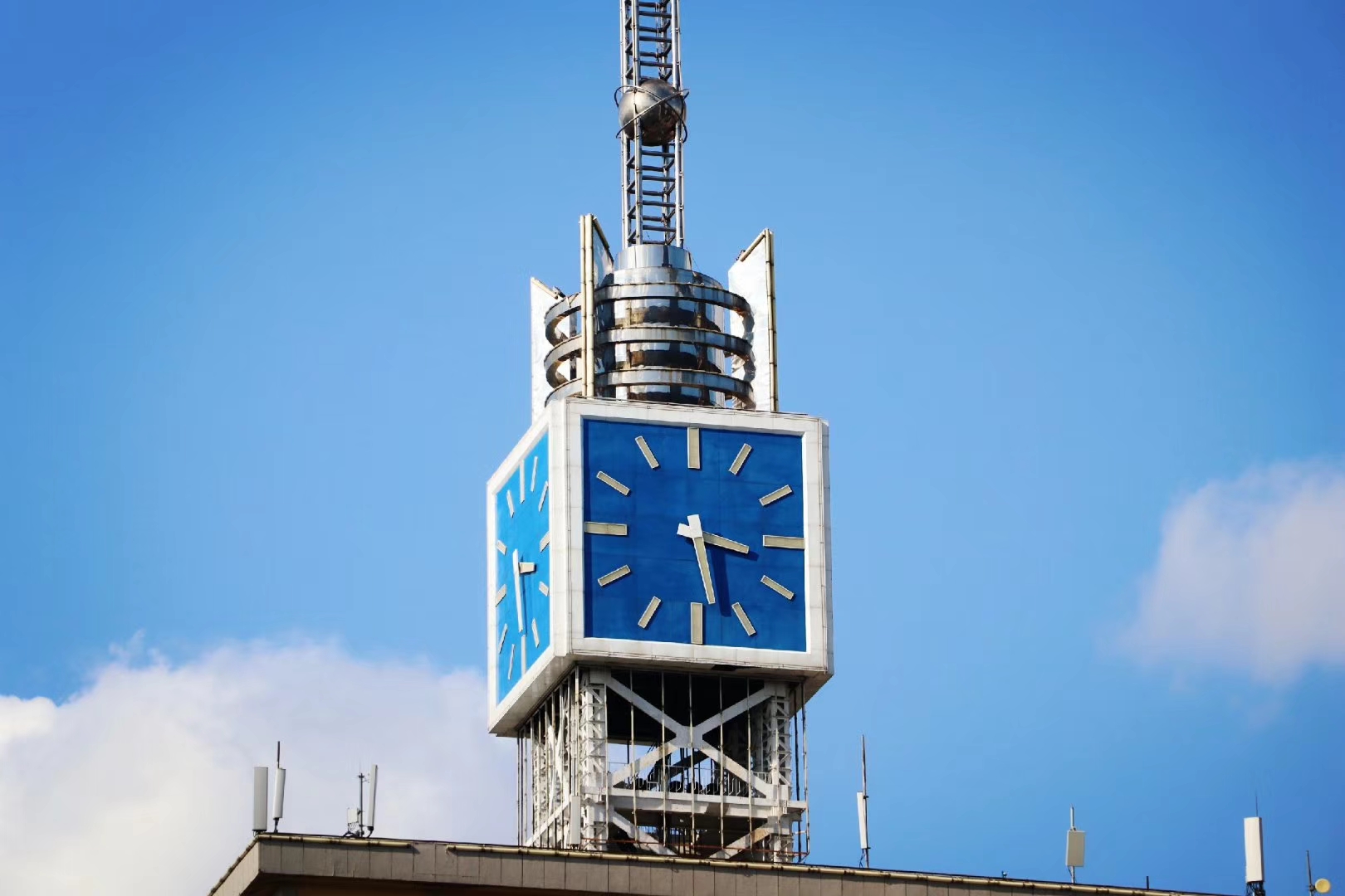  p data-id="gnfiyka7kx">江城广场,位于吉林省吉林市的吉林大桥北侧