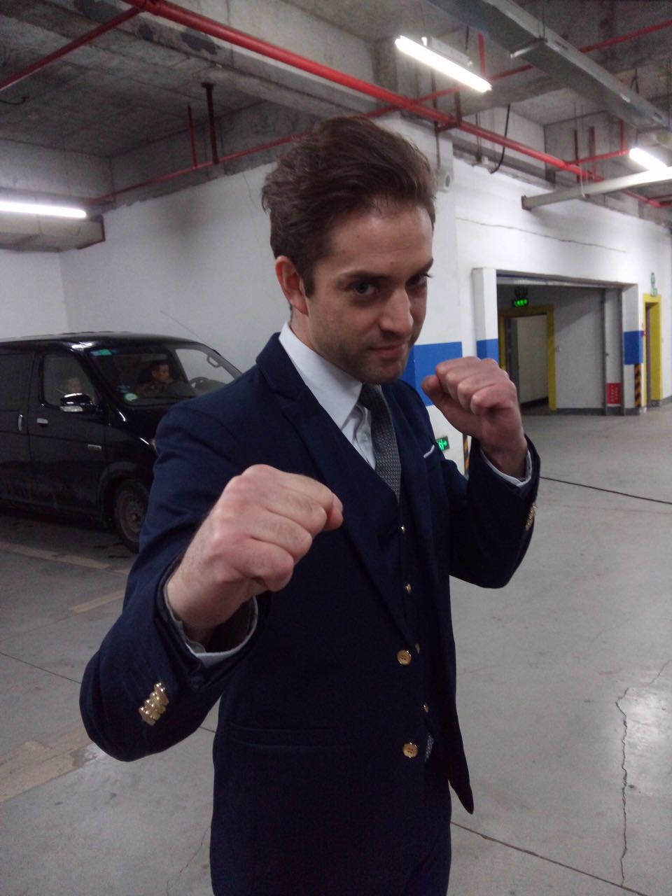 b4if">闫龙飞,1980年4月3日出生于墨西哥城,在中国发展的墨西哥男演员