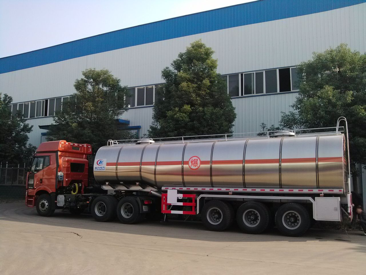  p data-id="gnb6vzx48p">半挂油罐车,是用牵引头连接拖挂部分的油罐