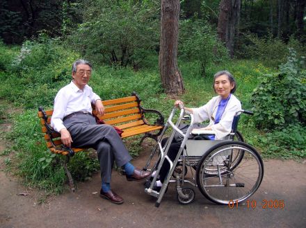 与夫人散步小憩（2005年10月）