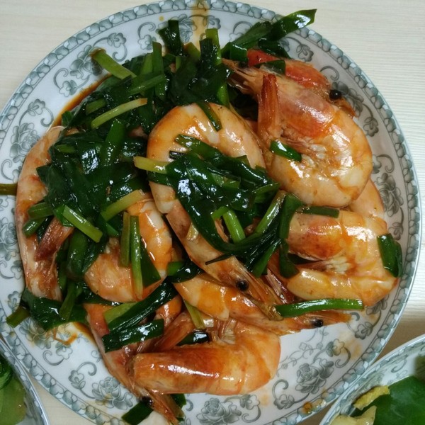  p>韭菜炒大虾是一道由韭菜,大虾,油等做成的美食. /p>