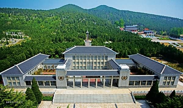  p>鲁南革命烈士陵园位于兰陵县城西北15公里处的文峰山上,又名"文峰