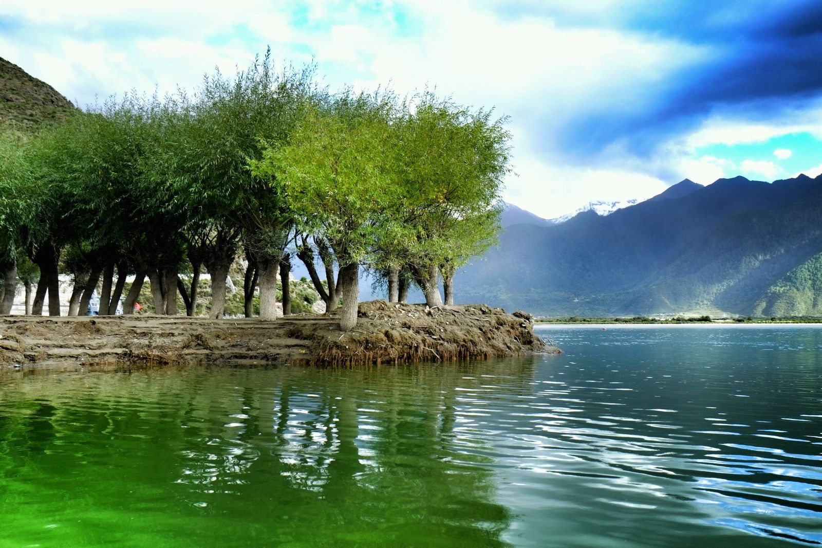  p data-id="gnyxyds9fw">苯日神山位于 a target="_blank" href="