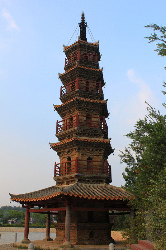  p>蓬莱寺塔在浛洸镇东北方平地上,因塔旁建有蓬莱寺(已毁)而得名.