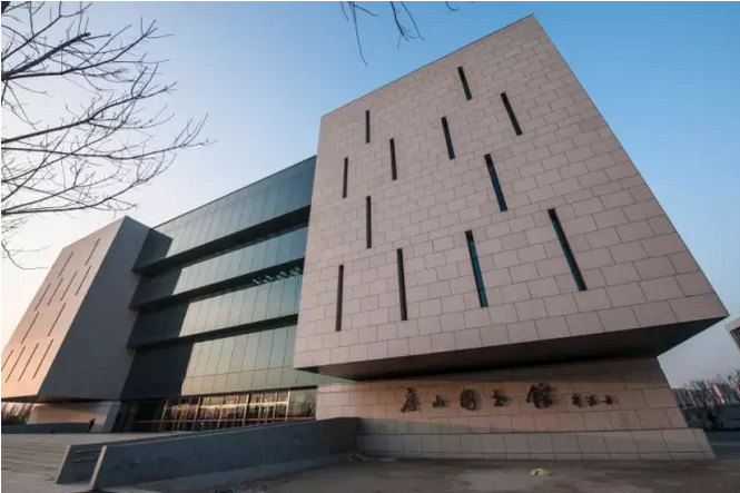  p>唐山市图书馆位于路南区丹凤路,是一所大型的综合性公共图书馆,是