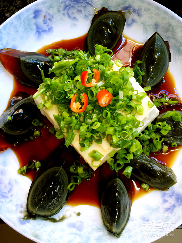  p>生抽蒜泥拌皮蛋是一道美食,制作原料主要有 a href="#" data-lemma