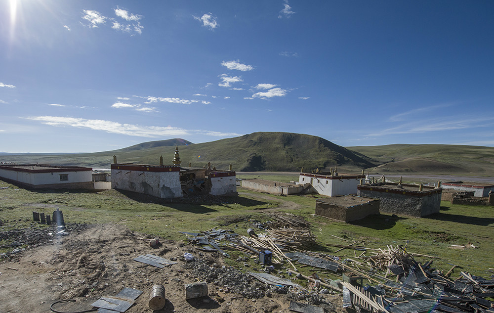  p>阿扎寺位于青海省玉树州治多县扎河乡. 是重要的直贡噶举派寺庙.