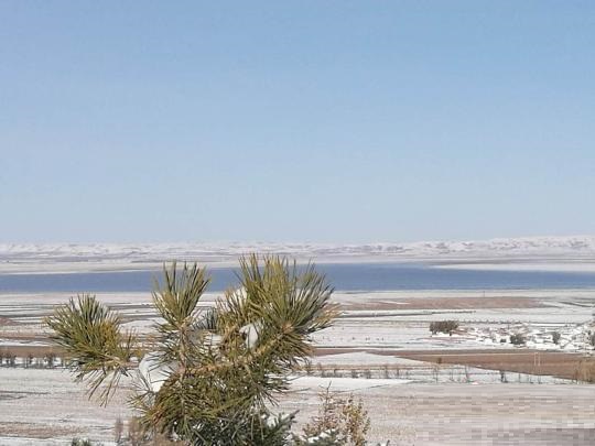  p>黄旗海位于内蒙古自治区乌兰察布市察哈尔右翼前旗境内,东西长约20