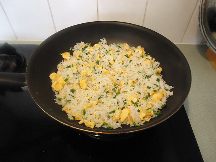  p>鸡蛋炒饭是一种非常古老的菜饭合一的烹饪做法.