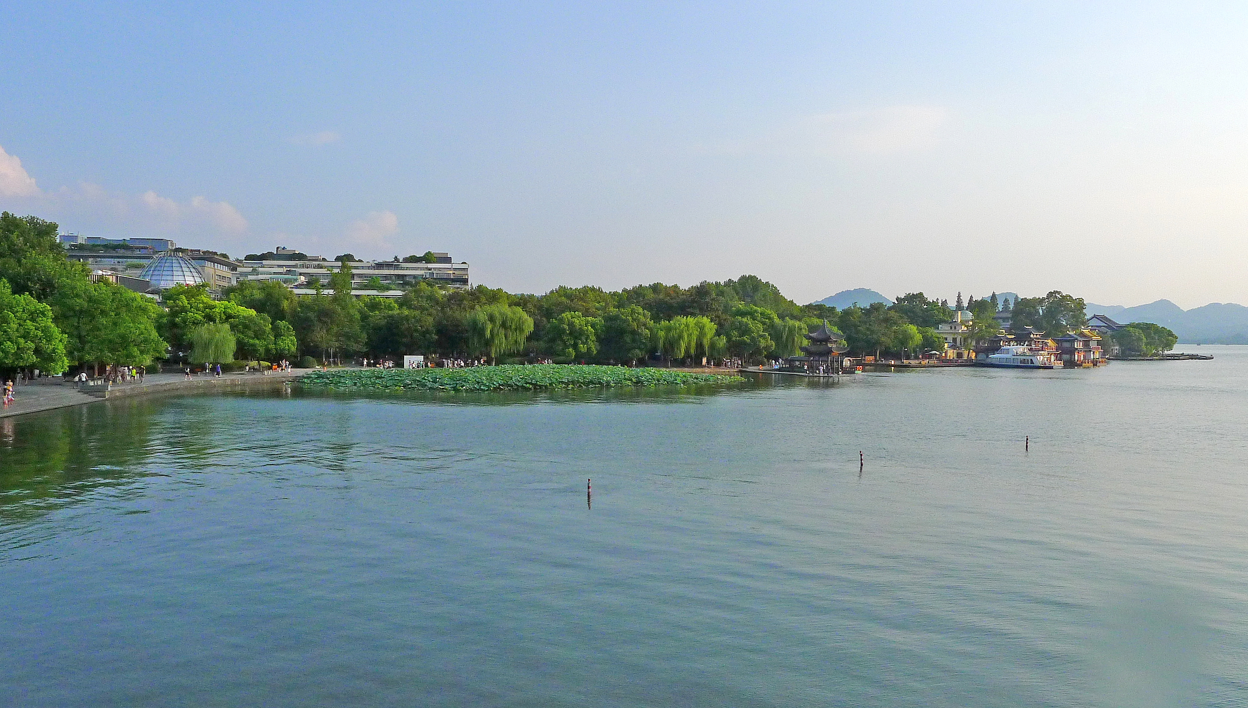  p>杭州西湖风景名胜区,位于浙江省杭州市中心,分为湖滨区,湖心区