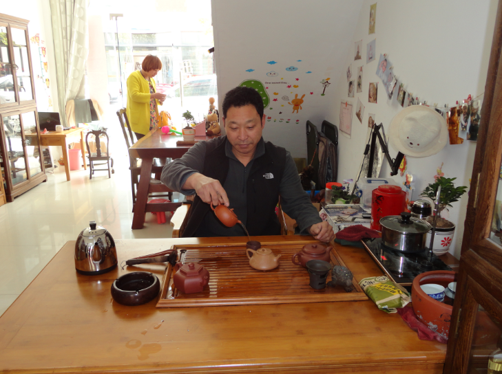  p data-id="gnfnzfqh33">吴建芳,紫砂工艺美术师,1966年3月出生于