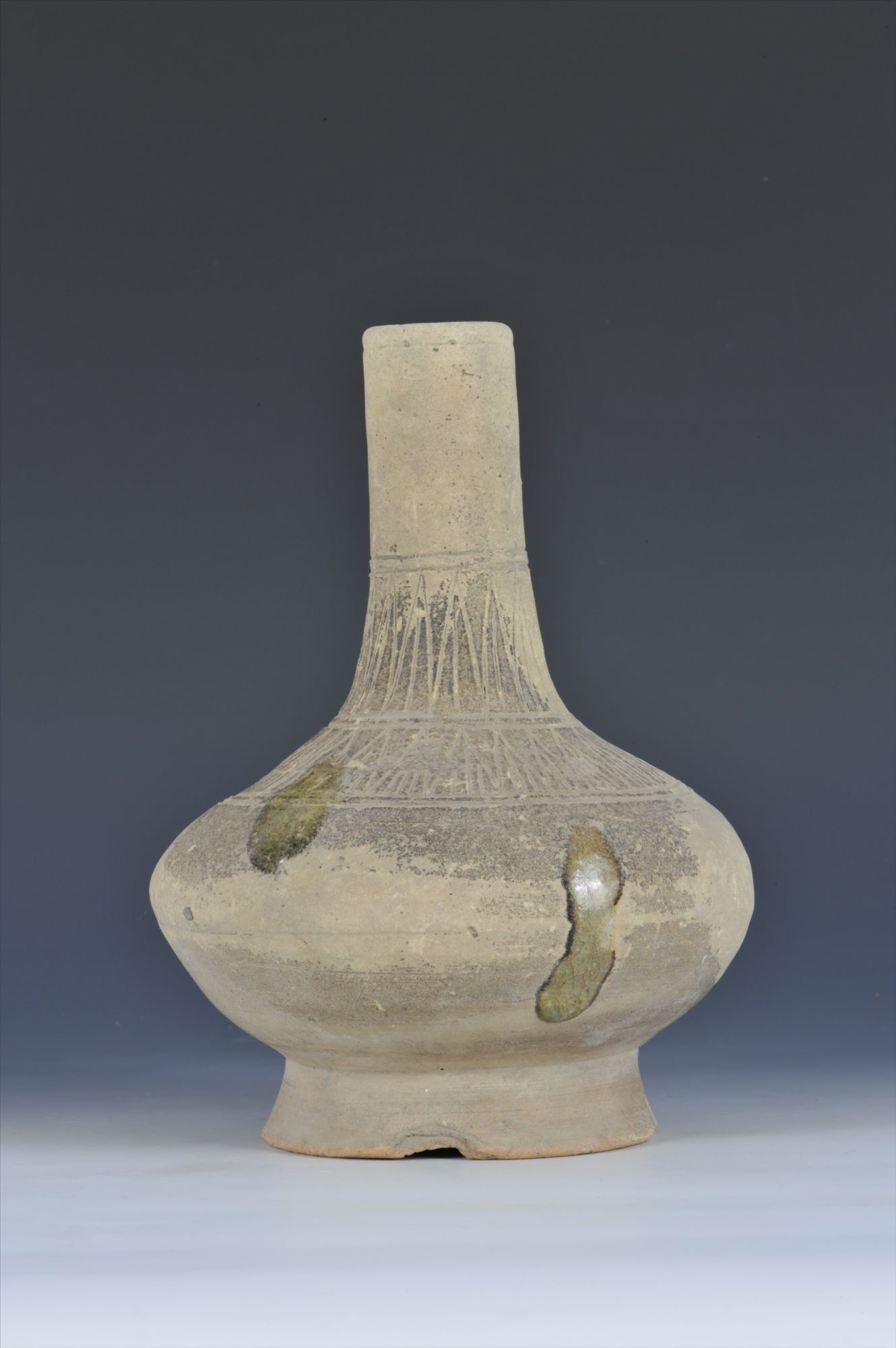 汉代青釉蕉叶纹陶瓶