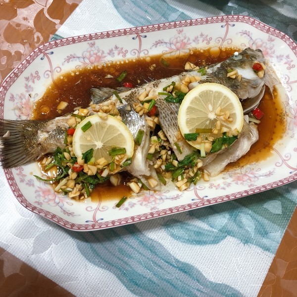  p>泰式柠檬蒸鲈鱼是由柠檬,鲈鱼等原料制作而成,味道鲜美,品味独特.