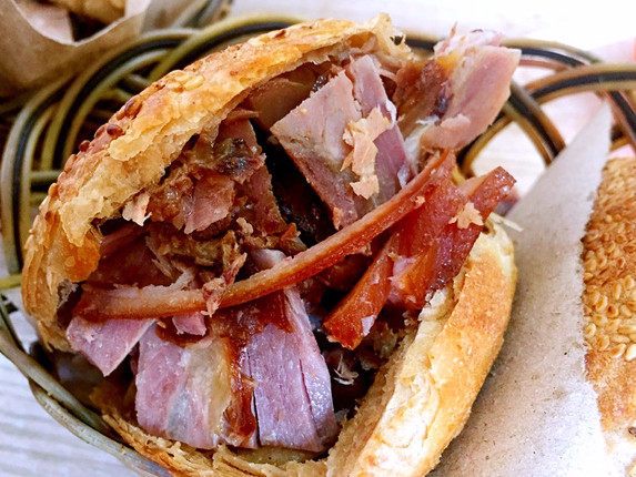 大烧饼夹肉肘子