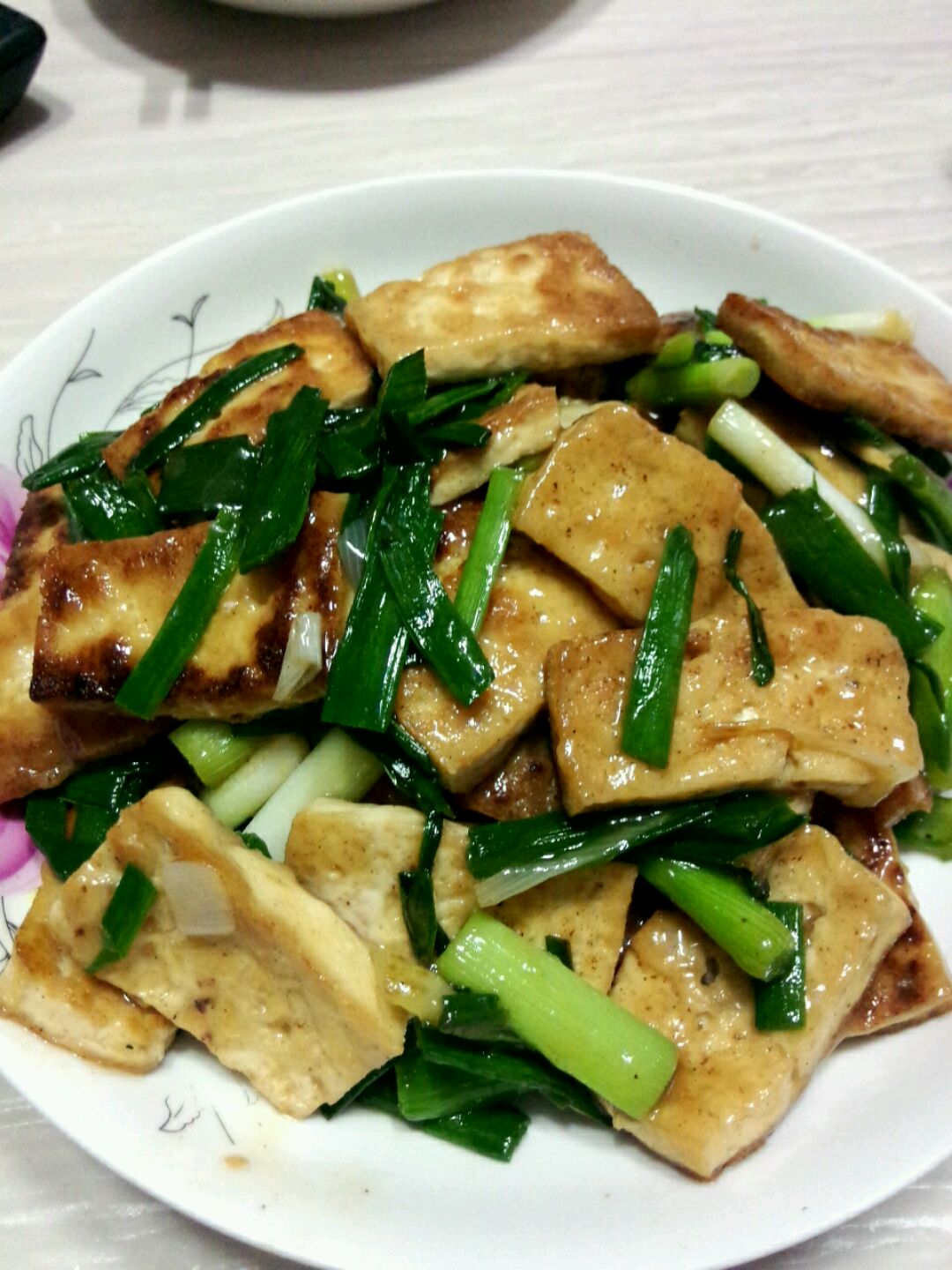 蒜苗炒油豆腐是由豆腐等为主要食材做成的一道菜品,属于汉族传统家常