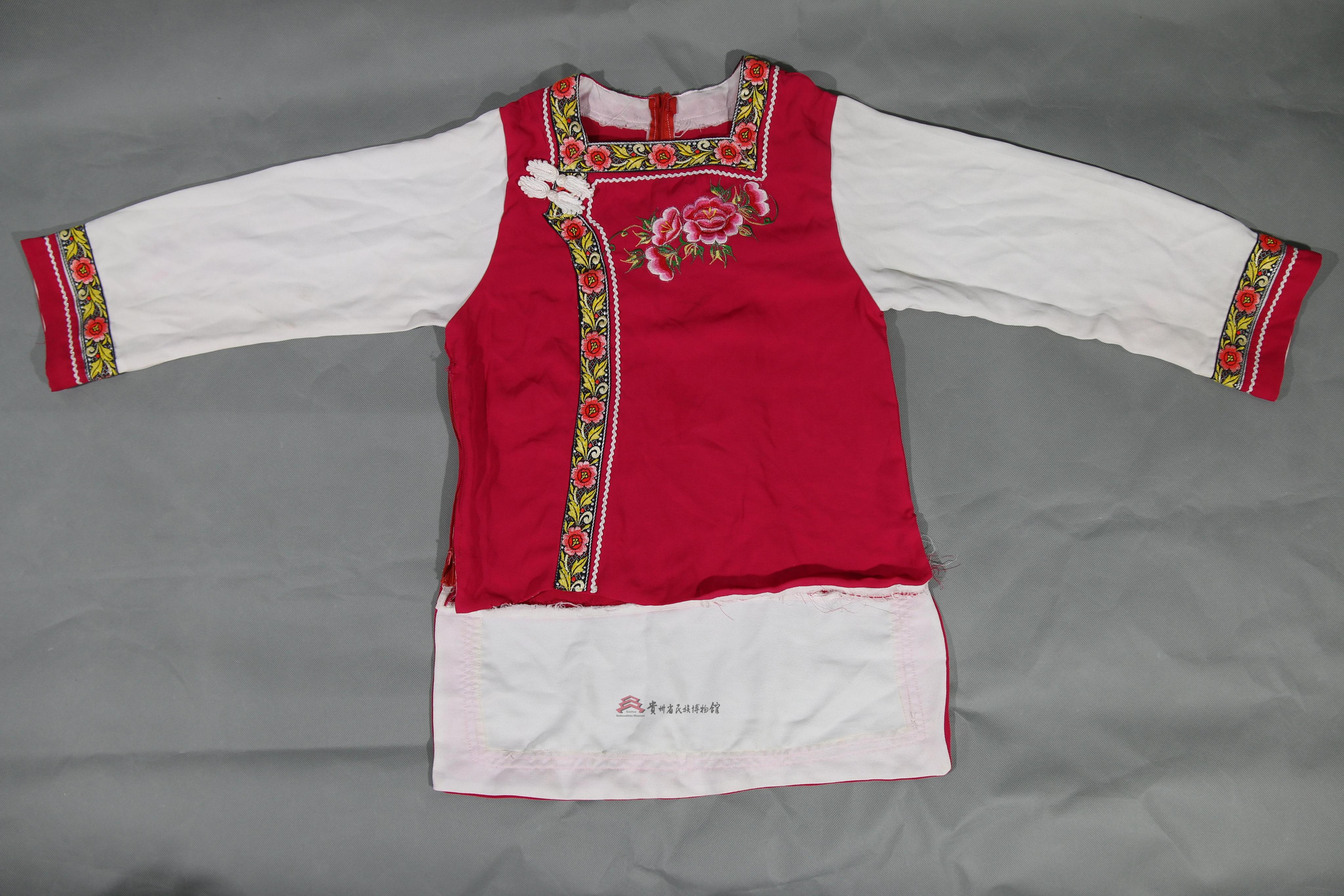 当代大方县白族红色机绣牡丹花纹套头女上衣