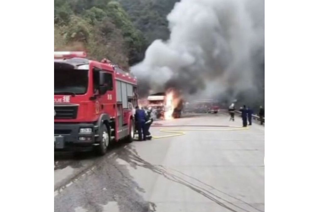 2·20华宁车辆追尾事故