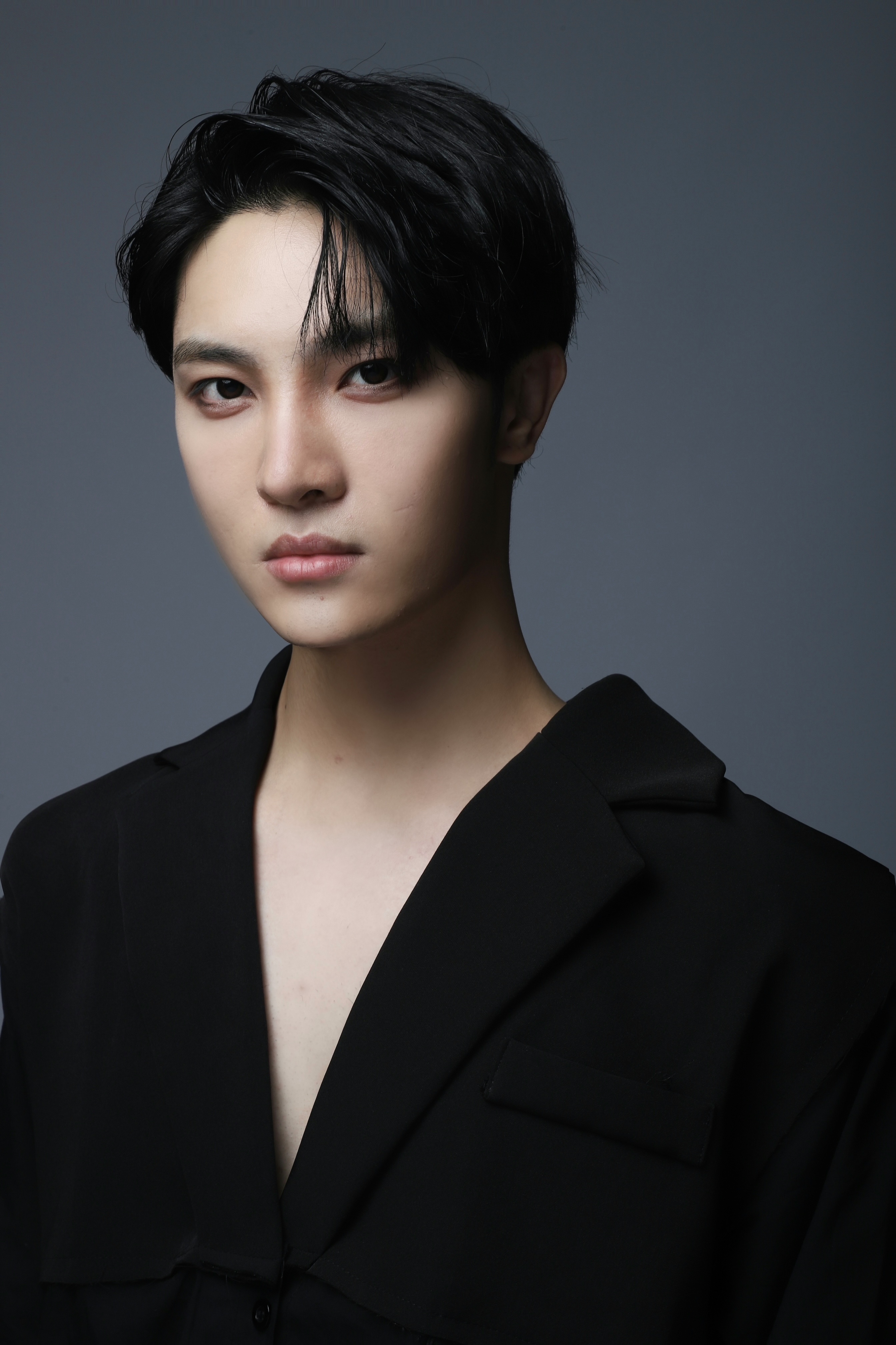 n9hk">韩松,1998年12月26日出生于山东省威海市,中国内地男歌手,演员