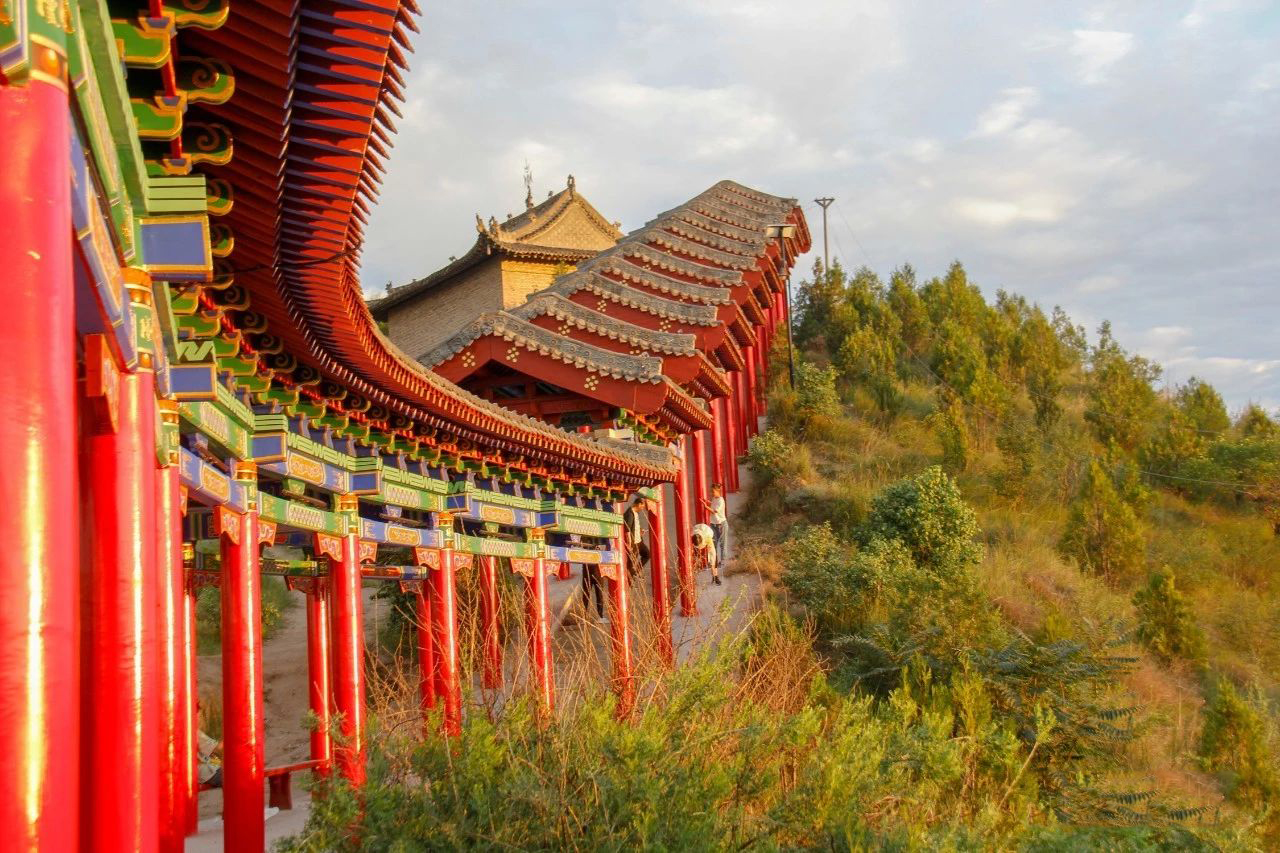  p data-id="gnbiog9kks">桃花山,位于甘肃省会宁县城城东南约有1公里